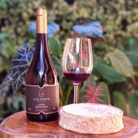 Kit Porto Santuário - Vinho Luiz Porto Syrah 2015 + Queijo Santuário do Mergulhão
